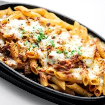 الريجاتوني باللحم المفروم وجبنة الموزاريلا