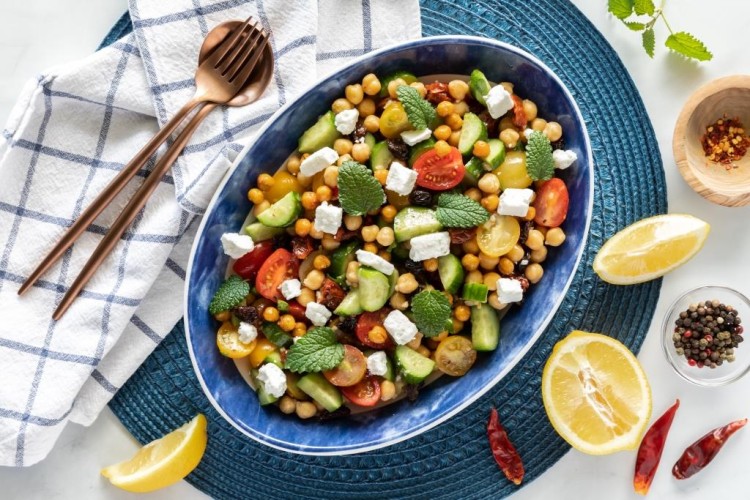 سلطة الحمص بجبن الحلوم