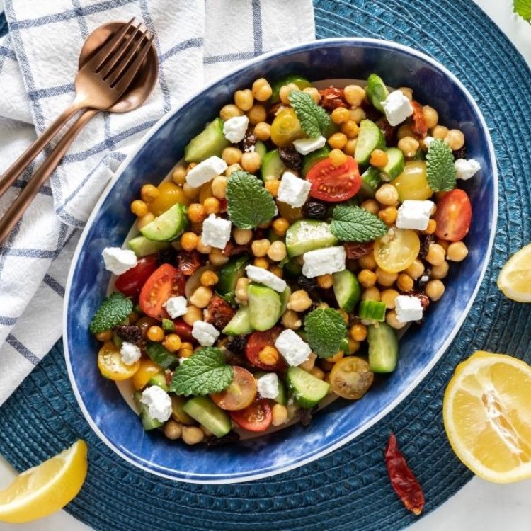 سلطة الحمص بجبن الحلوم