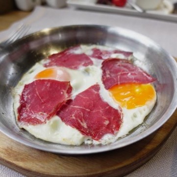 بيض عيون بالبسطرمة