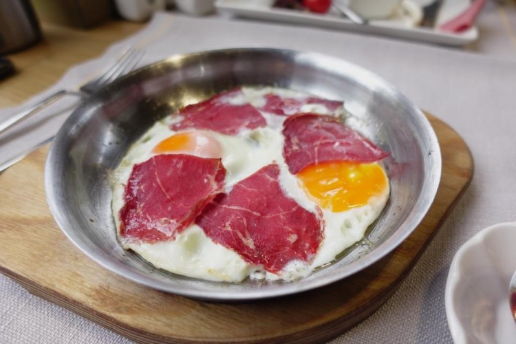 بيض عيون بالبسطرمة