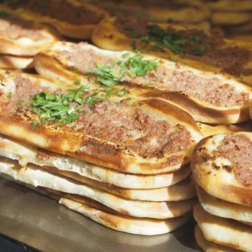 صفيحة شامية باللحمة والصنوبر