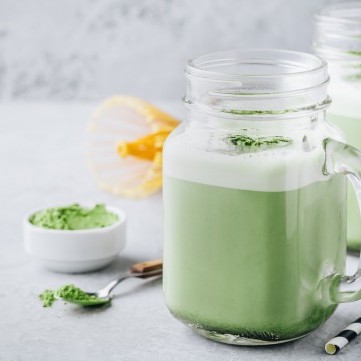عصير الشاي الأخضر مع حليب جوز الهند للديتوكس