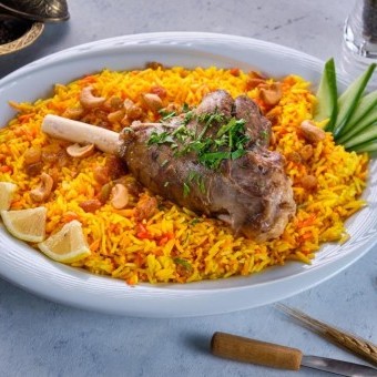 كبسة موزات اللحم بالأرز البسمتي