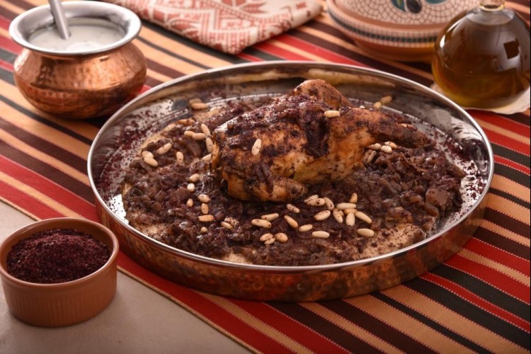 المسخن بالدجاج والبصل والسماق