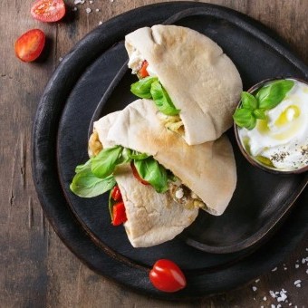 ساندويش فول بالطحينة والليمون