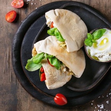 ساندويش فول بالطحينة والليمون