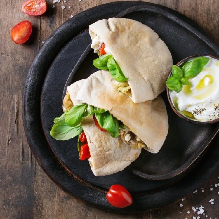 ساندويش فول بالطحينة والليمون