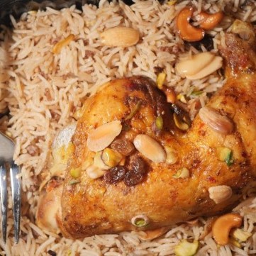 الدجاج مع الأرز والمكسرات