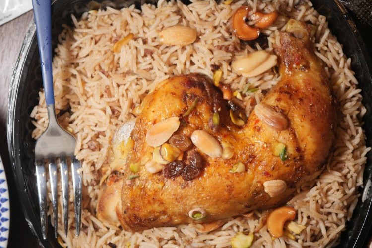 الدجاج مع الأرز والمكسرات