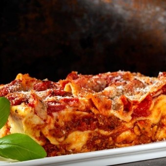 لازانيا لحمة مفرومة بصلصة البشاميل