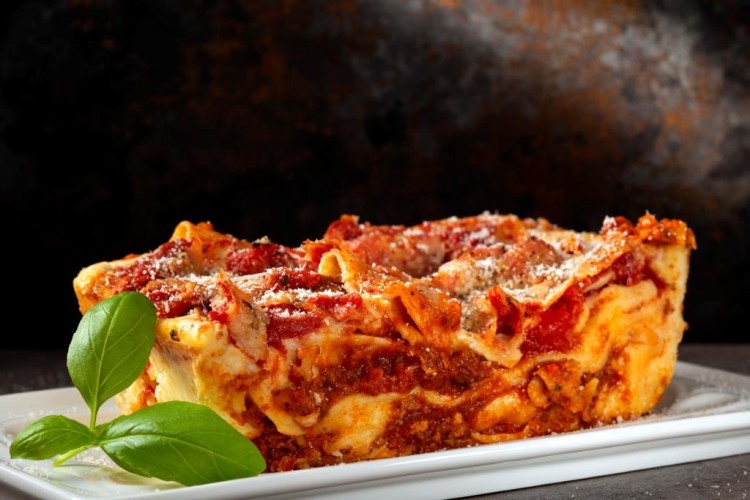 لازانيا لحمة مفرومة بصلصة البشاميل