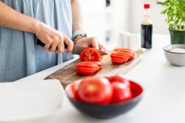 أسرار تقطيع الطماطم اللينة دون أن تهرس