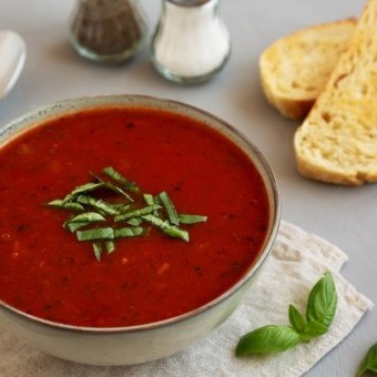 شوربة الطماطم المشوية بالريحان