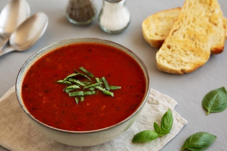 شوربة الطماطم المشوية بالريحان