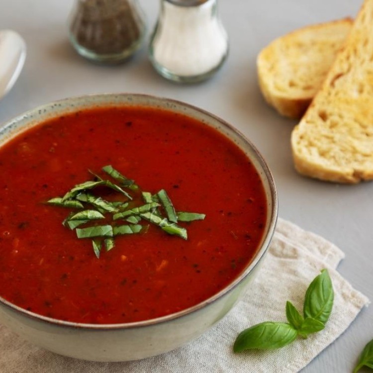 شوربة الطماطم المشوية بالريحان