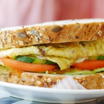 ساندويش البيض مع الجبن والخضار للسحور