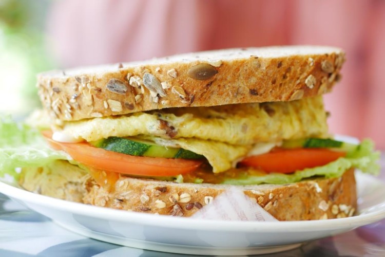 ساندويش البيض مع الجبن والخضار للسحور