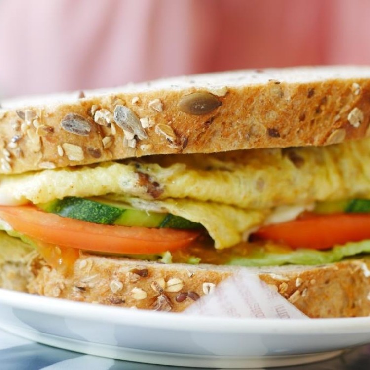 ساندويش البيض مع الجبن والخضار للسحور