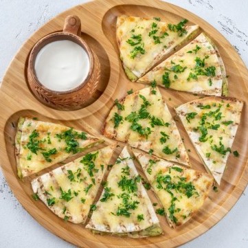 تورتيلا بالجبنة والزعتر