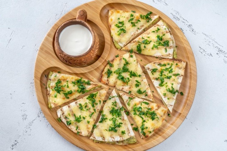 تورتيلا بالجبنة والزعتر