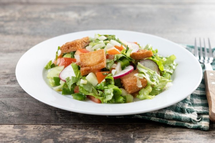 سلطة الفتوش بالخبز المحمّص