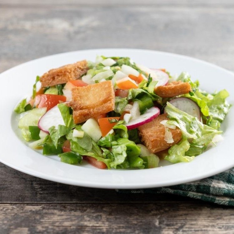 سلطة الفتوش بالخبز المحمّص