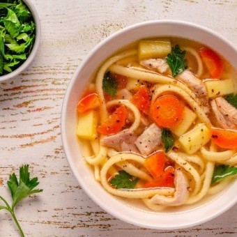 شوربة الدجاج بالنودلز
