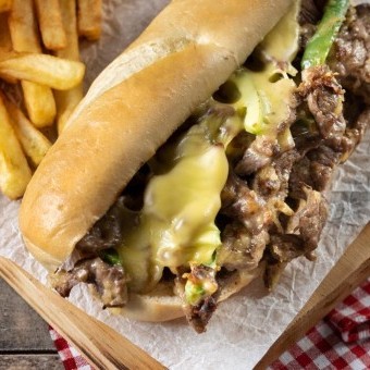 ساندويش اللحم بالشيدر والبصل المكرمل