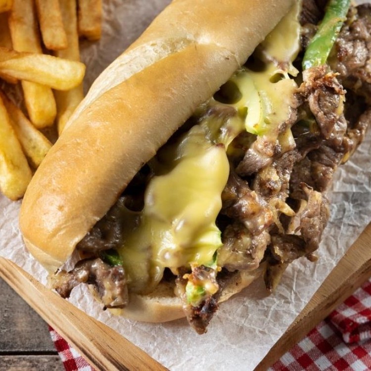 ساندويش اللحم بالشيدر والبصل المكرمل