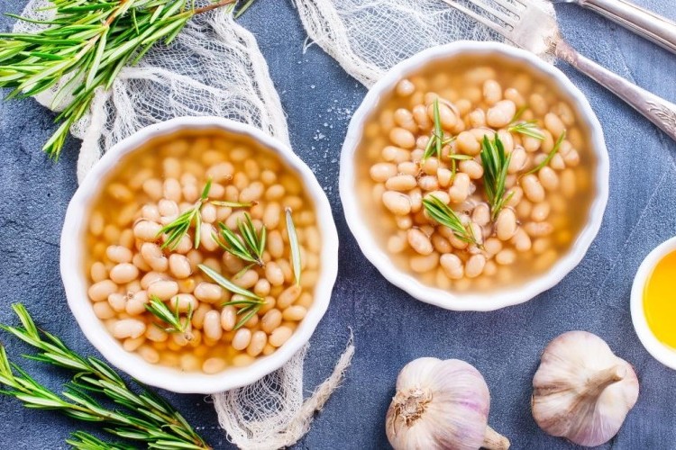 اللوبيا الناشفة بصوص معجون الطماطم