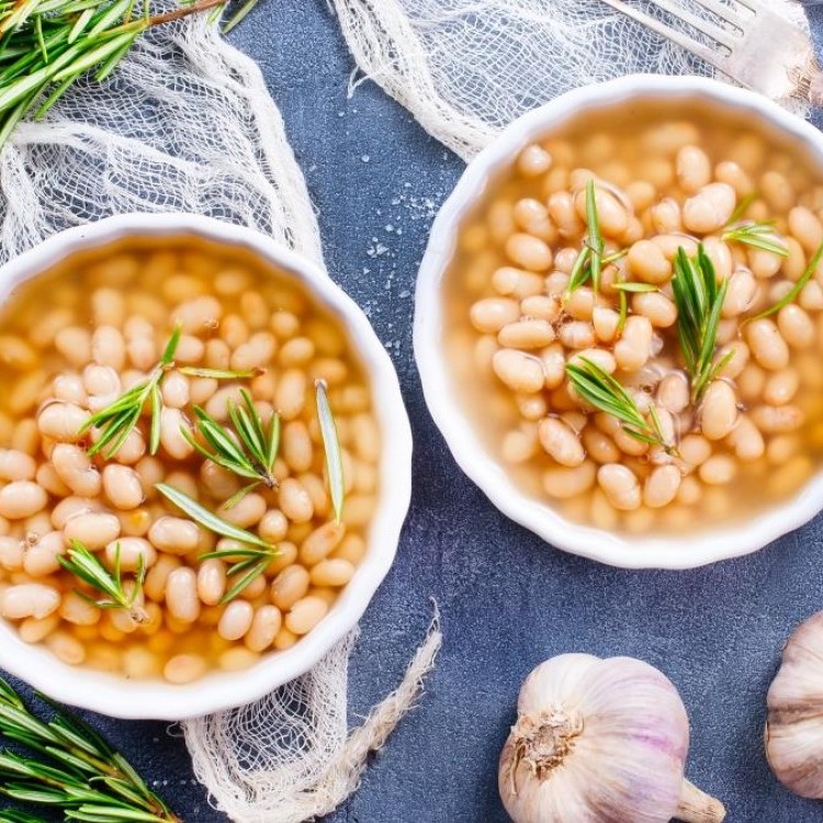 اللوبيا الناشفة بصوص معجون الطماطم