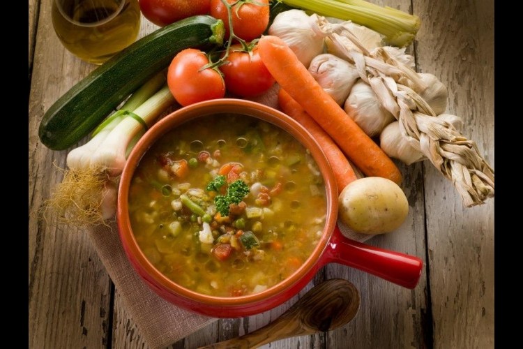 شوربة خضار طازجة خفيفة للرجيم