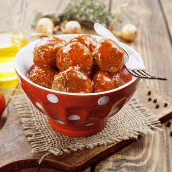 كرات اللحم بصلصة الطماطم الحارة على الطريقة التركية