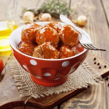 كرات اللحم بصلصة الطماطم الحارة على الطريقة التركية