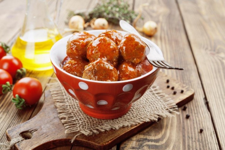 كرات اللحم بصلصة الطماطم الحارة على الطريقة التركية