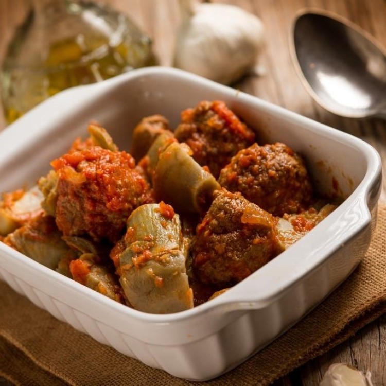 الخرشوف باللحمة المفرومة والصلصة