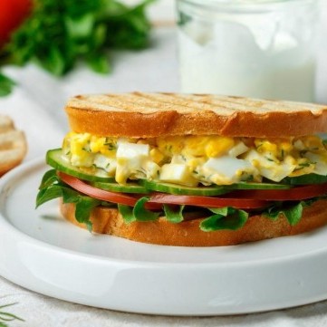 ساندويش بيض مسلوق صحي