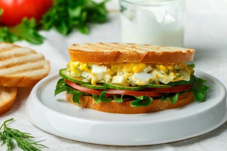 ساندويش بيض مسلوق صحي