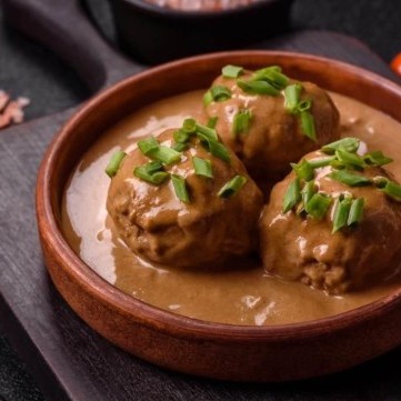 كرات الكفتة بصوص الكريمة