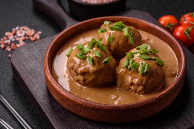 كرات الكفتة بصوص الكريمة