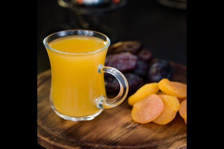 شراب قمر الدين والورد من مائدة منال العالم