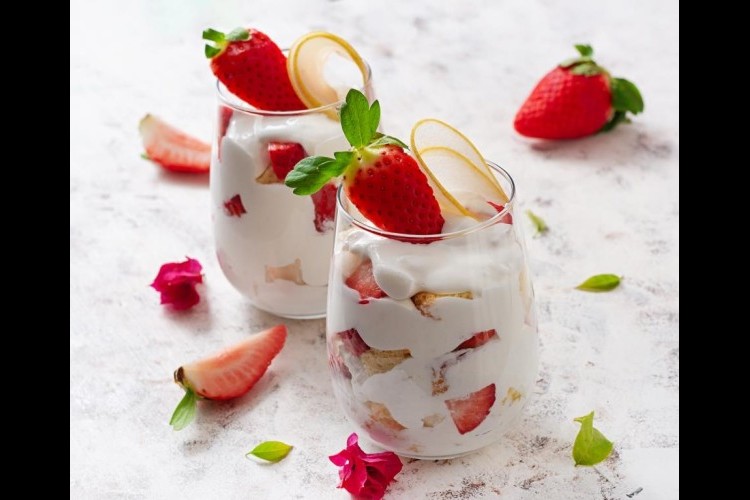 حلى بارد بالقشطة والفراولة