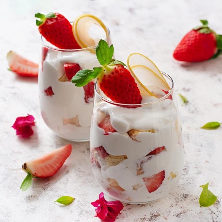 حلى بارد بالقشطة والفراولة