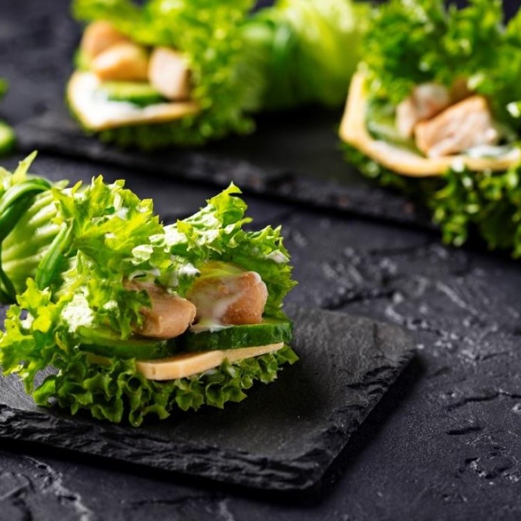 لفائف خس بالدجاج والأفوكادو للرجيم