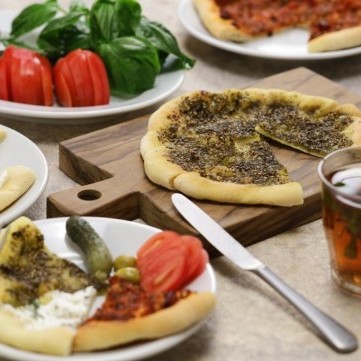 مناقيش بالزعتر وجبة فطور سهلة