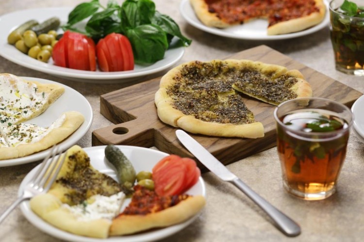 مناقيش بالزعتر وجبة فطور سهلة