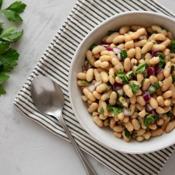 سلطة الفاصوليا البيضاء بالليمون والثوم