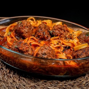 معكرونة بكرات اللحم بالفيديو