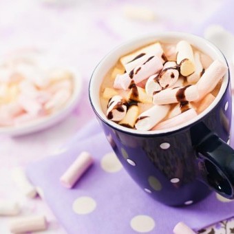مشروب الشوكولاتة الساخنة بالمارشميلو